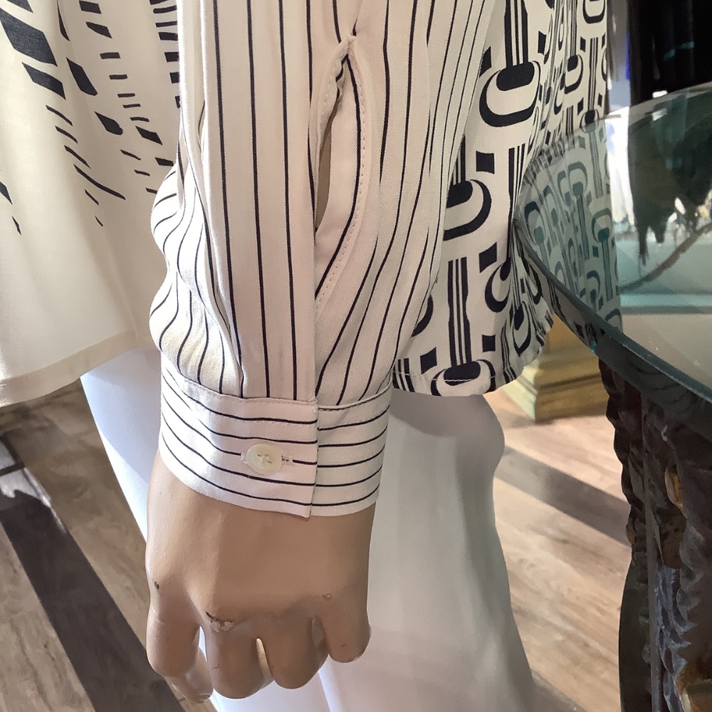 Gorgeous Italian long sleeve blouse. Pinstripe & print crème and or navy - Picture 6 of 9